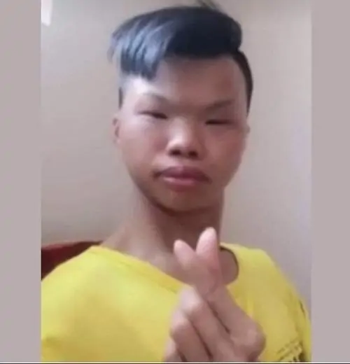 8 Meme chế chàng trai áo vàng giơ tay tạo dáng, hợp làm ảnh troll bạn bè bằng khoảnh khắc tự tin nhưng hơi quê nhẹ