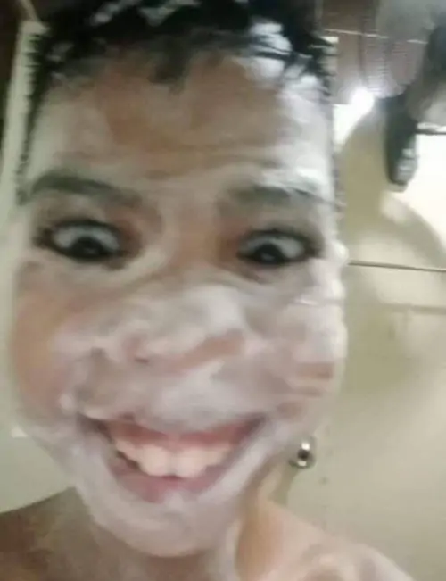 54 Ảnh phản ứng hài nhân vật trùm chăn nhìn ra ngoài, tạo cảm giác meme đời thường khi muốn trốn việc nhưng vẫn bị gọi tên