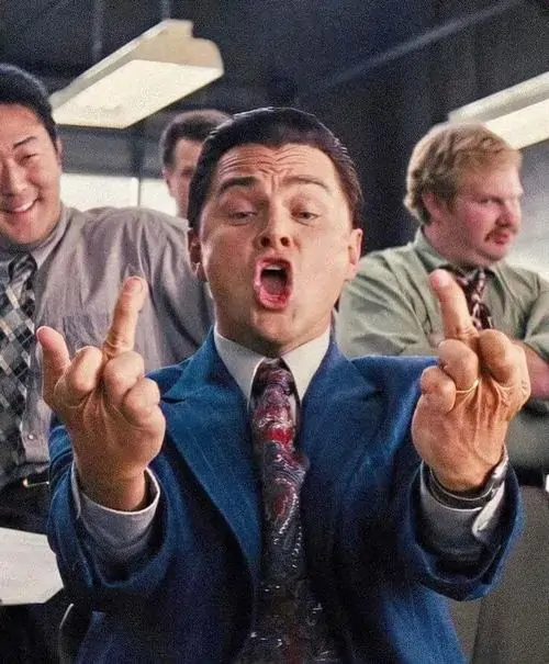 10 Người đàn ông mặc com lê giữa đám đông đưa hai tay về phía máy ảnh, biểu cảm hả hê làm tình huống thêm tréo ngoe