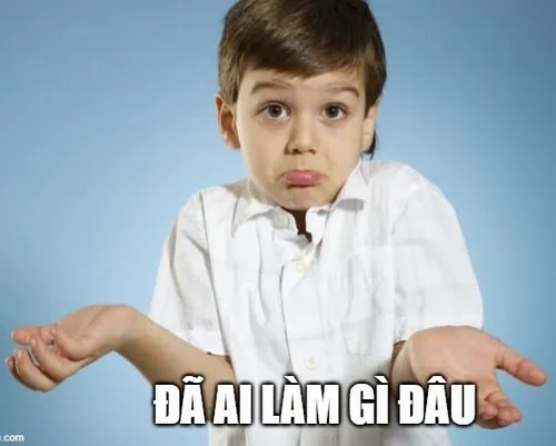 9 Cậu bé mặc sơ mi trắng mím môi xòe tay, ánh mắt buồn buồn như bị bắt quả tang nhưng vẫn muốn được tha