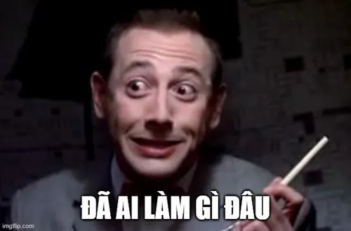 1 Người đàn ông trong nền tối mở mắt tròn, tay cầm điếu thuốc, dòng chữ đã ai làm gì đâu tạo vẻ giả trân
