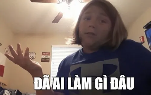 5 Cô bé tóc vàng đứng trong phòng xòe tay, ảnh đã ai làm gì đâu meme gợi cảnh bị hỏi mà vẫn ngơ ngác