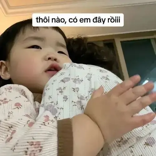 14 Cận cảnh em bé má phúng phính nhìn thẳng ống kính đưa tay ra phía trước kèm phụ đề khẳng định luôn có em ở bên cạnh rồi.