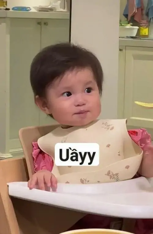 7 Võ sĩ đeo kính trong nhà thi đấu há miệng sửng sốt, ánh mắt nhìn lệch lên như vừa thấy kết quả không thể tin nổi