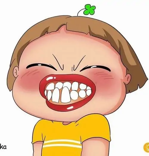 13 Cô bé hoạt hình áo vàng nhắm tịt mắt, má đỏ phồng lên và hàm răng sáng khiến nụ cười gượng càng rõ