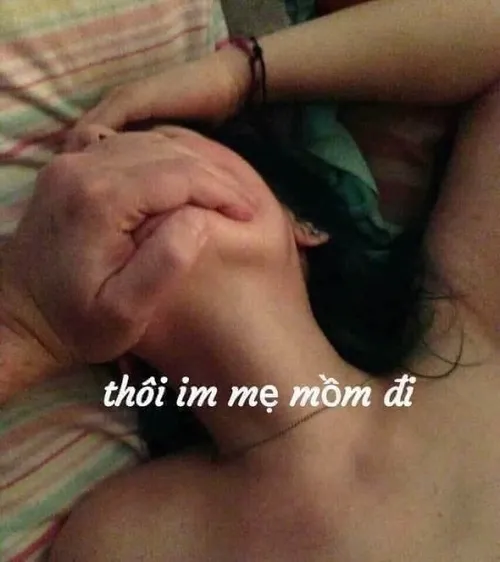 22 Bàn tay che miệng người nằm trên giường cùng dòng chữ thôi im mẹ mồm đi, tình huống bị chặn lời nhìn hơi nhây