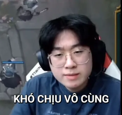 11 Thanh niên đeo kính ngồi trước máy tính với gương mặt đờ đẫn cạn lời thể hiện sự bất lực toàn tập trong phòng tối.