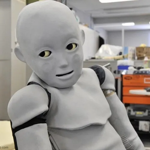 13 Robot màu trắng cử động hình thể gượng gạo với gương mặt vô hồn dở khóc dở cười gợi cảnh dân văn phòng bị sếp mắng.