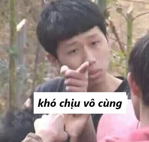 3 Thanh niên mặc áo phông xám chỉ tay về phía trước với vẻ mặt cau có đầy bất mãn cùng dòng chữ màu trắng nổi bật phía dưới.