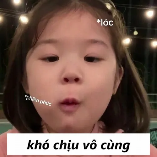 4 Meme chế em bé gái đang phồng má trợn mắt đầy giận dữ đi kèm dòng chữ thể hiện tâm trạng bực bội cực kỳ hài hước.