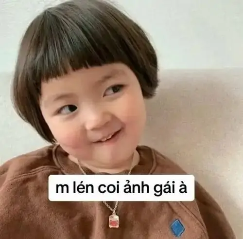 22 Bé gái tóc ngắn cười ranh mãnh trong khi liếc mắt sang một bên kết hợp dòng chữ bắt bẻ bạn trai tạo nên tình huống cực hài.