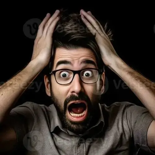 15 Chàng trai đeo kính mặc áo đen kéo tóc bằng hai tay, mắt tròn miệng há như vừa đọc bình luận quá khó hiểu