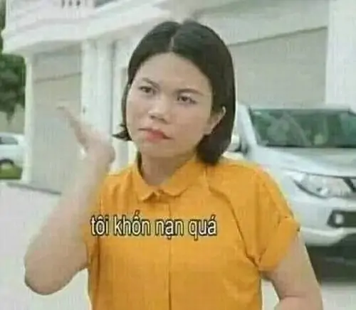 13 Cô gái mặc áo vàng giơ tay như đang phân trần, gương mặt tỉnh queo bên chữ tớ xin lỗi được chưa khá cà khịa