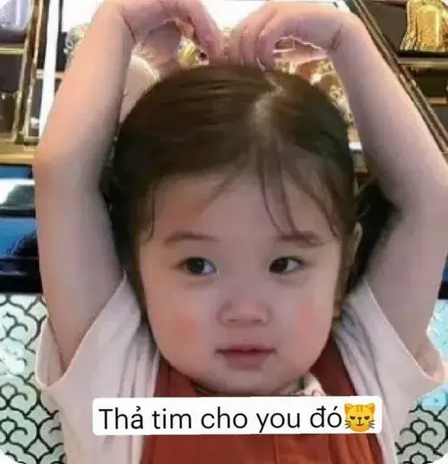 11 Bé gái mặc váy hồng giơ hai tay qua đầu, dòng chữ Thả tim cho you đó làm ảnh thả tim meme rất nhí nhảnh
