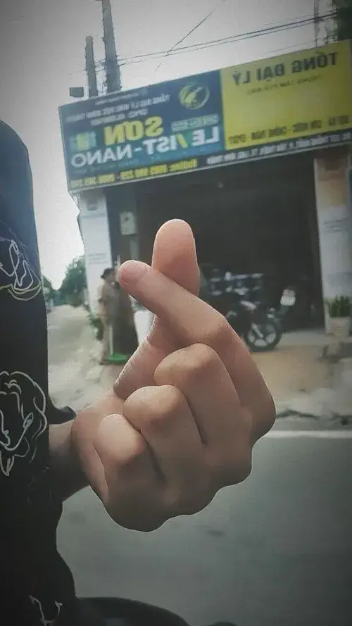 12 Ảnh meme yêu thương bàn tay áo đen giơ ngón giữa phố, trái tim nhỏ được ghép vào khiến khoảnh khắc nhìn rất tinh nghịch
