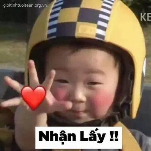 14 Cậu bé đội mũ bảo hiểm vàng cười toe trước máy ảnh, ngón tay kèm tim đỏ và dòng chữ Nhận Lấy