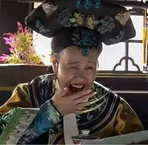 23 Cậu bé mặc trang phục cổ trang đội mũ đen, miệng cười khoái chí như vừa nghe câu chuyện lầy nhất bàn
