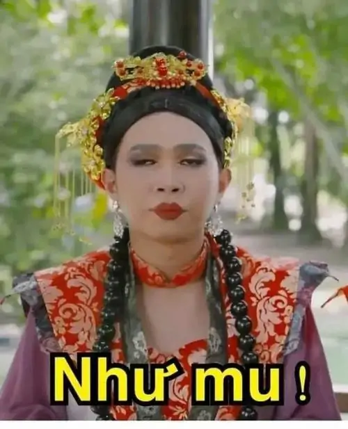 7 Người phụ nữ trang điểm sân khấu trong áo đỏ đội vòng hoa, dòng chữ như mụ làm gương mặt nghiêm càng thêm buồn cười