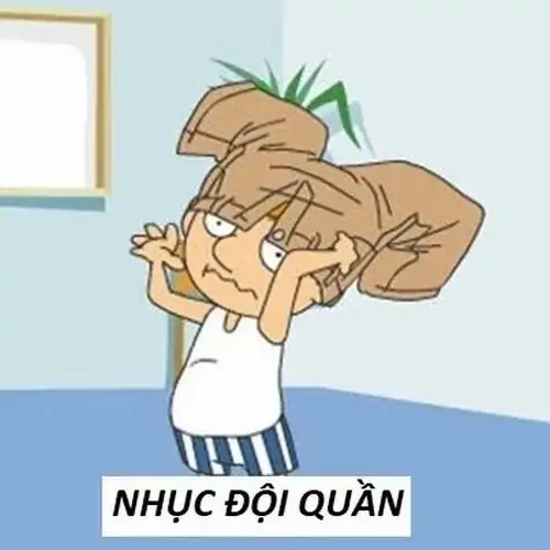 27 Khung ảnh mờ nhẹ với nền phía sau đơn giản, chiếc quần màu nổi bật khiến lớp biểu cảm gương mặt càng buồn cười