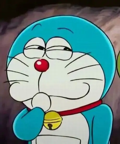 25 Doraemon khép mắt và mím miệng cười đầy tự mãn, dáng đứng im làm biểu cảm trêu ngươi trở nên đáng nhớ