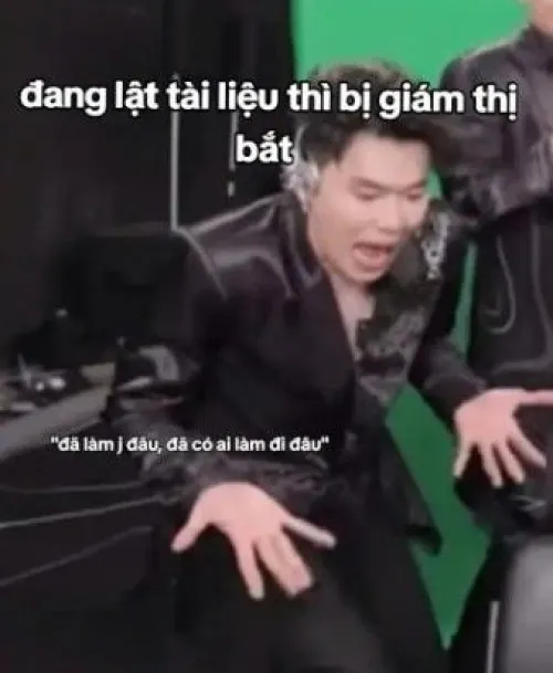 22 Nhân vật hoạt hình màu vàng ôm mặt giữa khung tranh đơn giản, dòng chữ chú thích khiến cảnh chối tội bỗng đáng yêu hơn