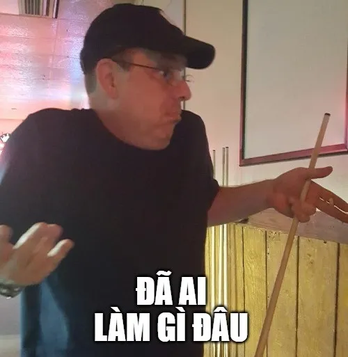 24 Meme mặt tỉnh bơ người đàn ông mặc áo sơ mi đứng trước máy giặt hỏng, dòng chữ ngắn khiến pha né lỗi rất đời