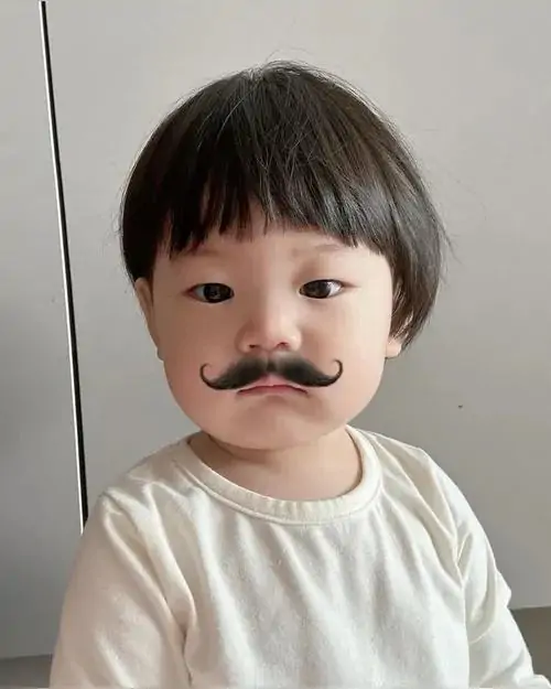 28 Hình meme bé cưng cậu nhóc áo trắng đeo ria mép giả, mặt tỉnh bơ như quý ông nhí vừa bước ra phòng khách