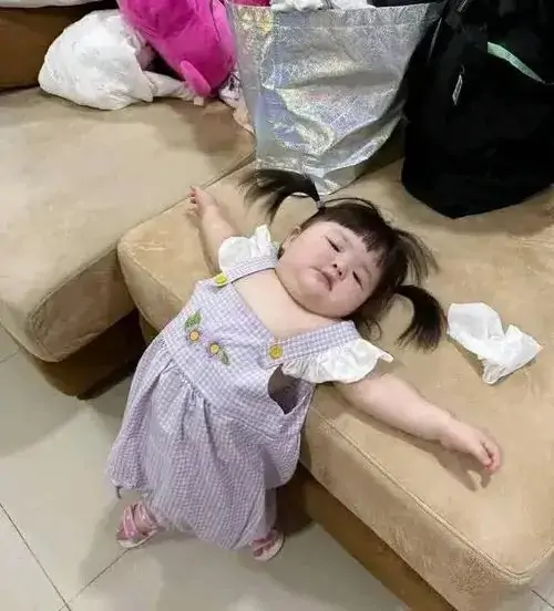 10 Em bé váy tím nằm sõng soài dưới sàn, dáng người thả lỏng như vừa hết pin sau một ngày nghịch quá sức