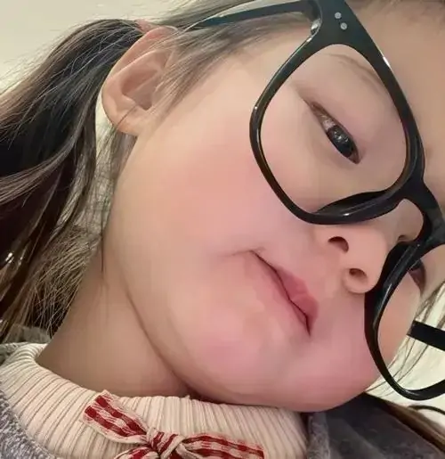 14 Góc chụp sát mặt làm chiếc kính đen chiếm trọn khung hình, ảnh meme em bé cute này có vẻ lười phản ứng rất thật