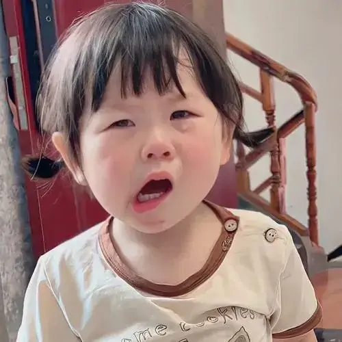 15 Miệng bé mở to như vừa khóc vừa kể tội, chiếc áo sáng màu khiến gương mặt phụng phịu càng nổi bật