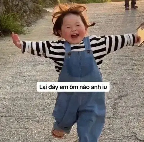 1 Bé gái áo sọc giang tay chạy giữa sân, caption lại đây em ôm nào anh iu khiến dáng lon ton càng buồn cười