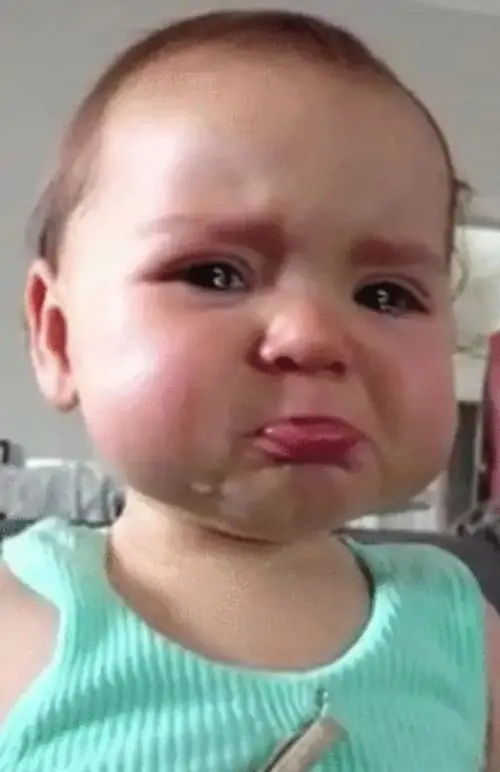 24 Meme thiếu nhi hài bé mặc áo xanh cau mày chu môi, biểu cảm quyết tâm như vừa thắng chuyện gì nhỏ nhưng quan trọng