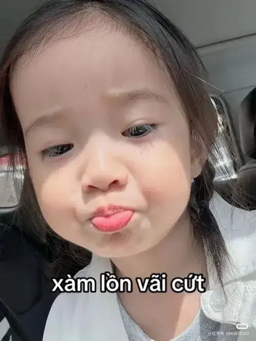 8 Meme baby đáng yêu cô bé chụp gần mặt môi chu nhẹ, dòng chữ gắt làm nét ngây thơ hóa hơi ngang bướng