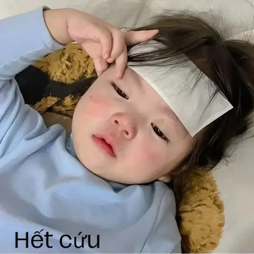 12 Hình hài hước cạn lời ghi cảnh em bé áo xanh nằm trên giường, vẻ mặt nghiêm túc khiến dòng hết cứu càng đúng lúc