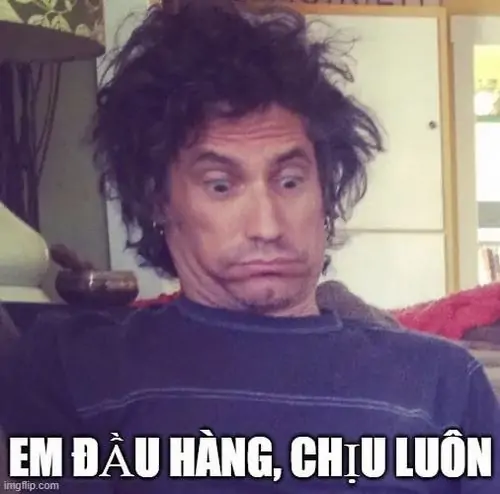 15 Người đàn ông tóc rối mặc áo tối ngồi đơ trên ghế, câu em đầu hàng chịu luôn diễn đúng sự bất lực toàn tập
