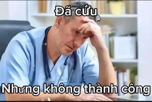 17 Người mặc áo xanh cúi đầu xoa trán trong phòng khám, câu đã cứu nhưng không thành công khiến vẻ mệt mỏi rất thật