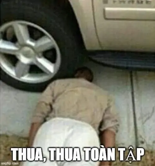 18 Một người nằm lọt dưới gầm xe cạnh bánh lớn, dòng thua thua toàn tập làm cảnh sửa xe hóa ra vô phương