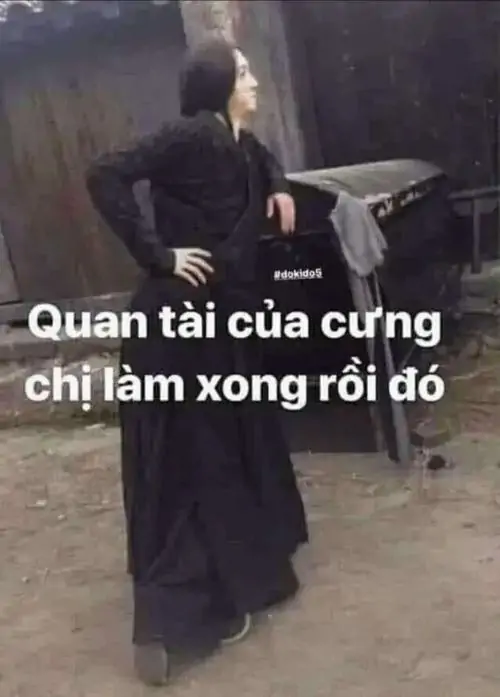 7 Giữa nền cỏ mờ, người mặc đồ đen đứng quay lưng cạnh quan tài, câu cà khịa khiến không khí kỳ lạ mà buồn cười