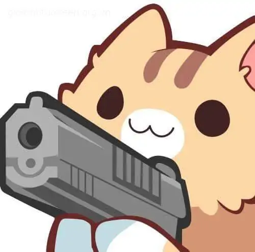 22 Ngoài hiên nhà, mèo mướp nhìn thẳng máy ảnh với áo khoác nhỏ, người sáng tạo meme ghép thêm nòng súng khiến cảnh thêm tréo ngoe