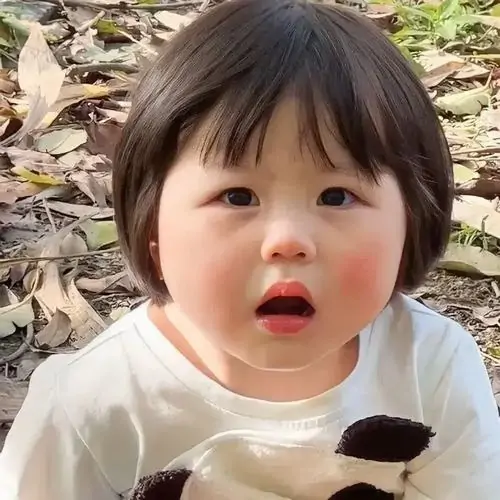 7 Em bé mặc áo trắng đứng giữa đám lá khô, môi hé và mắt ngạc nhiên như chưa hiểu chuyện gì vừa xảy ra