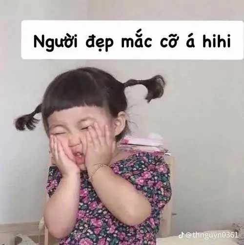 19 Mèo trắng nằm trong chăn với tim hồng bay quanh, má ửng nhẹ khiến biểu cảm ngại ngùng trông rất hợp lúc được cưng