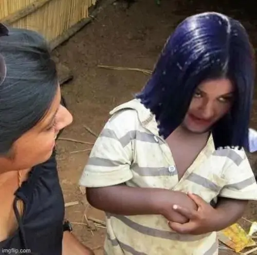 10 Cậu bé áo sọc đứng cạnh hai người phụ nữ, ánh mắt liếc sang bên tạo ảnh meme nghi ngờ rất hợp pha hỏi khó
