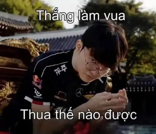 15 Chàng trai mặc áo đen cúi đầu dưới dòng chữ Thắng làm vua thua thế nào được, thành ảnh meme nghi ngờ nghe vẫn sai