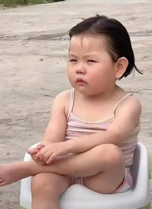 6 Bé gái mặc áo hai dây ngồi chống tay trên sân, gương mặt lạnh tanh làm câu chuyện xung quanh tự dưng lấn cấn hơn