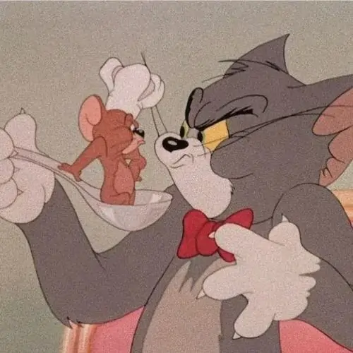 12 Hình ảnh hài hước mèo và chuột cho thấy Jerry nép cạnh Tom, còn Tom nở nụ cười tươi quá mức như vừa định bày trò