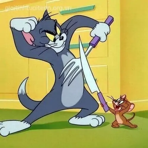 15 Tom giơ cao dụng cụ lau nhà còn Jerry bé xíu bên dưới, bối cảnh phòng vàng làm màn đối đầu trông như việc nhà biến thành trận chiến
