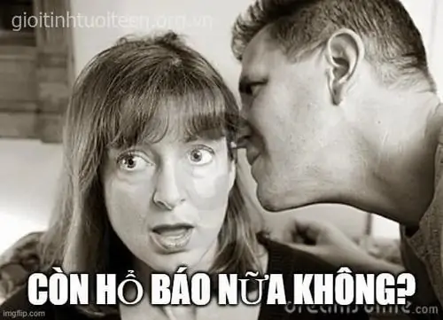 24 Meme thách thức cho thấy người đàn ông ghé sát cô gái tóc mái, ánh mắt cô nàng hoang mang trước câu còn hổ báo nữa không