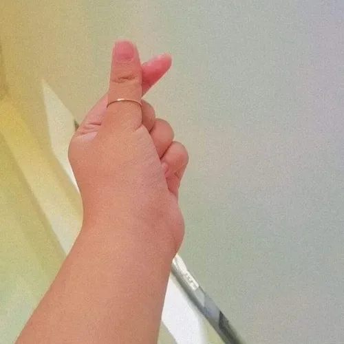 28 Meme bắn tim ngón tay dưới ánh đèn vàng được ghép trái tim đỏ, góc chụp sát làm màn thả thính thêm nhỏ xíu
