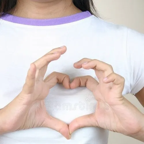 21 Đôi tay trên áo trắng viền tím tạo trái tim ngay giữa khung hình, cách chụp gần khiến cảm xúc trông rõ ràng