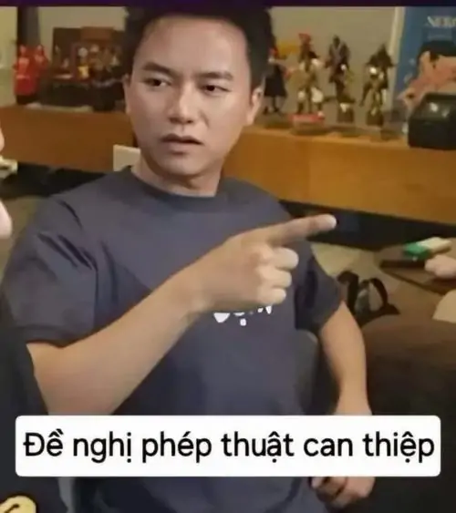 25 Người đàn ông áo đen ngồi trong quán, vừa chỉ ngang vừa có dòng chữ “Đề nghị phép thuật can thiệp” rất tỉnh.
